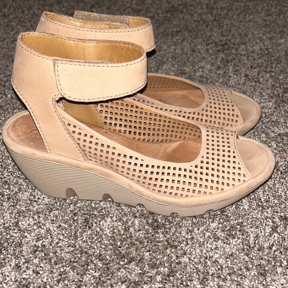 CLARKS Leather Wedge Ankle
Strap Sandals size 8
